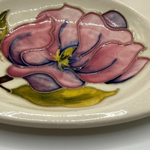 Rare Moorcroft cream with pink hibiscus oval ashtray. Signed. Made in England - Picture 2 of 8